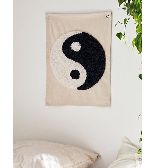Urban Outfitters Yin Yang Tufted Tapestry - Picture 1 of 5
